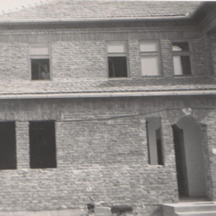 Ks. S. Stypuła w oknie swojego mieszkania w nowej plebanii - 1982r.